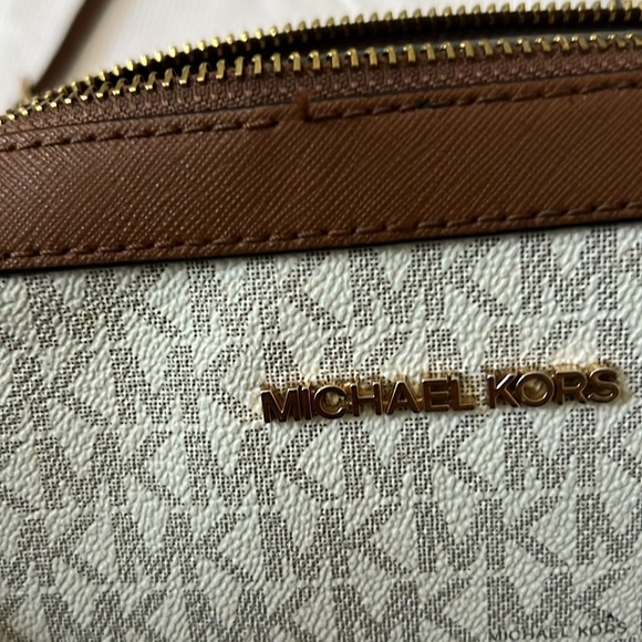 Michael Kors Crossbody w/ card case - Picture 2 of 7